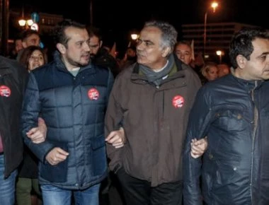 Επίθεση διαδηλωτών σε στελέχη του ΣΥΡΙΖΑ έξω από την αμερικανική πρεσβεία